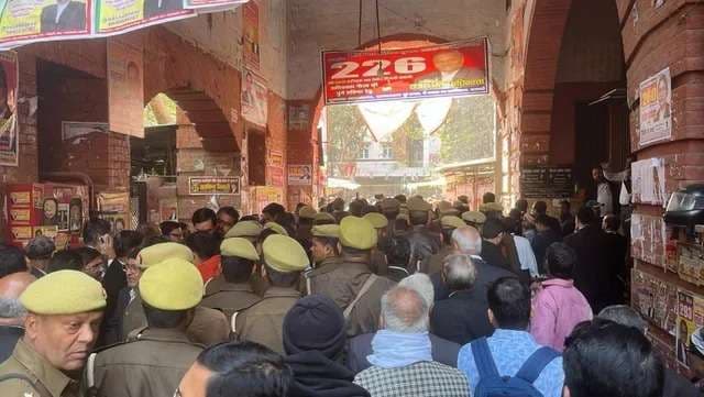 वाराणसी कचहरी को बम से उड़ाने की धमकी, फोर्स ने की चप्‍पे चप्‍पे की छानबीन