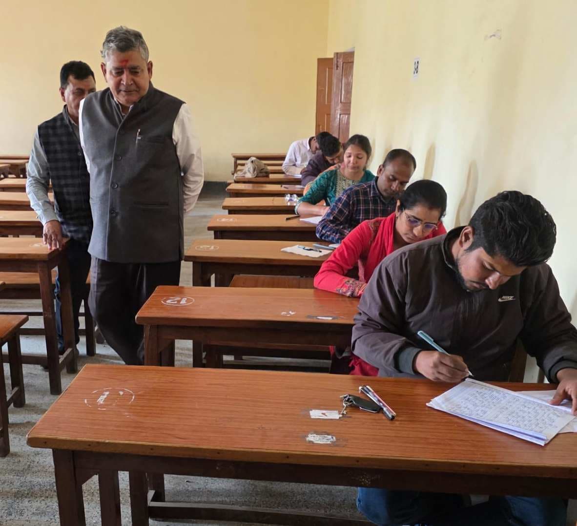 "काशी विद्यापीठ कुलपति प्रो. आनन्द कुमार त्यागी ने मिर्जापुर के महाविद्यालयों में परीक्षाओं का किया औचक निरीक्षण"