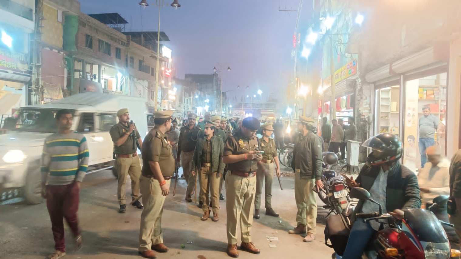 वाराणसी पुलिस की सख्त कार्रवाई:पांडेयपुर क्षेत्र में पैदल गस्त के दौरान 5 वाहन सीज