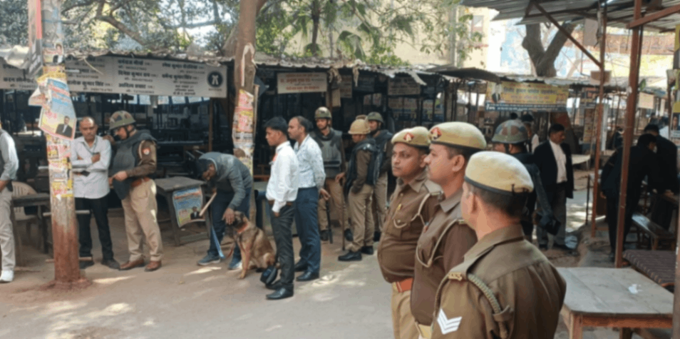 वाराणसी कचहरी में फिर चला सघन चेकिंग अभियान, बम से उड़ाने की मिली थी धमकी  