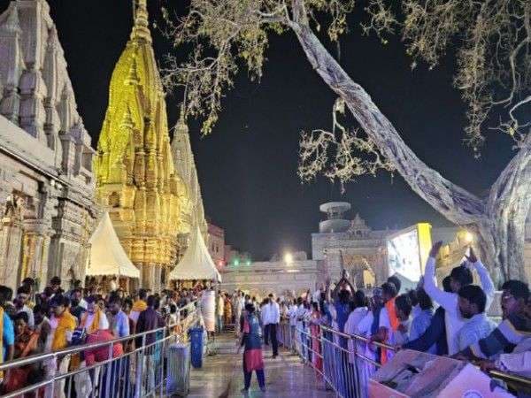 महाशिवरात्रि पर भक्‍तों को पूरी रात जागकर बाबा विश्‍वनाथ ने दिए दर्शन, उत्सव के उल्लास में काशी रही मगन