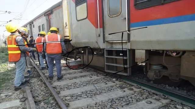 बनारस स्‍टेशन के यार्ड में शिवगंगा एक्‍सप्रेस की दो बोगियां बेपटरी, जांच के आदेश