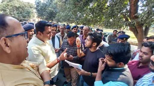 बीएचयू में इस बात को लेकर छात्रों का विरोध, सुरक्षाकर्मियों से नोकझोंक-धक्‍कामुक्‍की