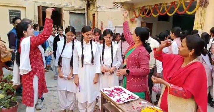 यूपी बोर्ड परीक्षा में पहले दिन परीक्षार्थियों पर पुष्‍प वर्षा, सेंट्रल जेल में भी सेंटर