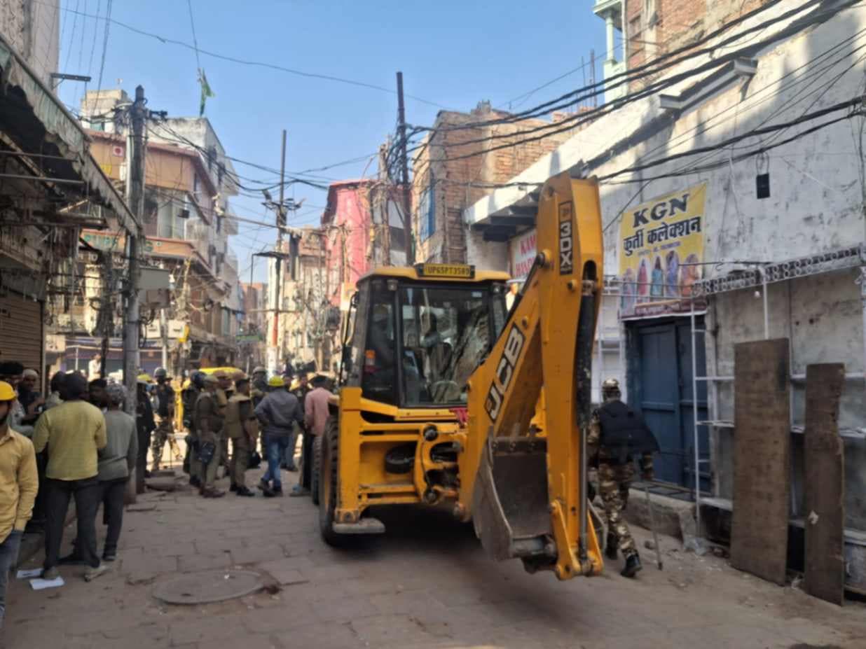 वाराणसी के दालमंडी में चिन्हित तीन नए मकानों पर चले बुल्‍डोजर, पुलिस बल तैनात
