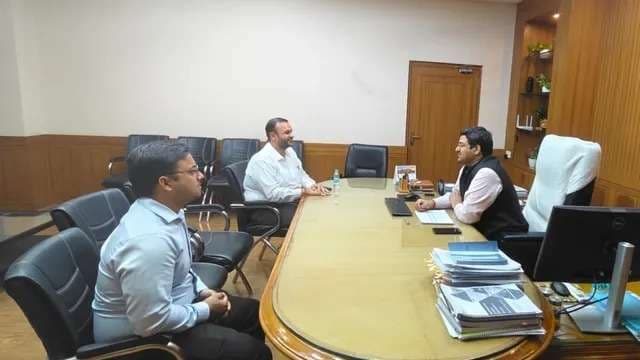रेलवे फाटकों पर मंडराया बिजली का संकट, स्‍टेशन निदेशक ने विद्युत MD से की मुलाकात