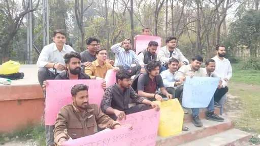 BHU में छात्रों का विरोध प्रदर्शन, इस नोटिफिकेशन पर जताया एतराज