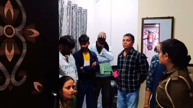 वाराणसी में सेक्‍स रैकेट का भंडाफोड, गेस्‍ट हाउस संचालक समेत सात लोग गिरफ्तार