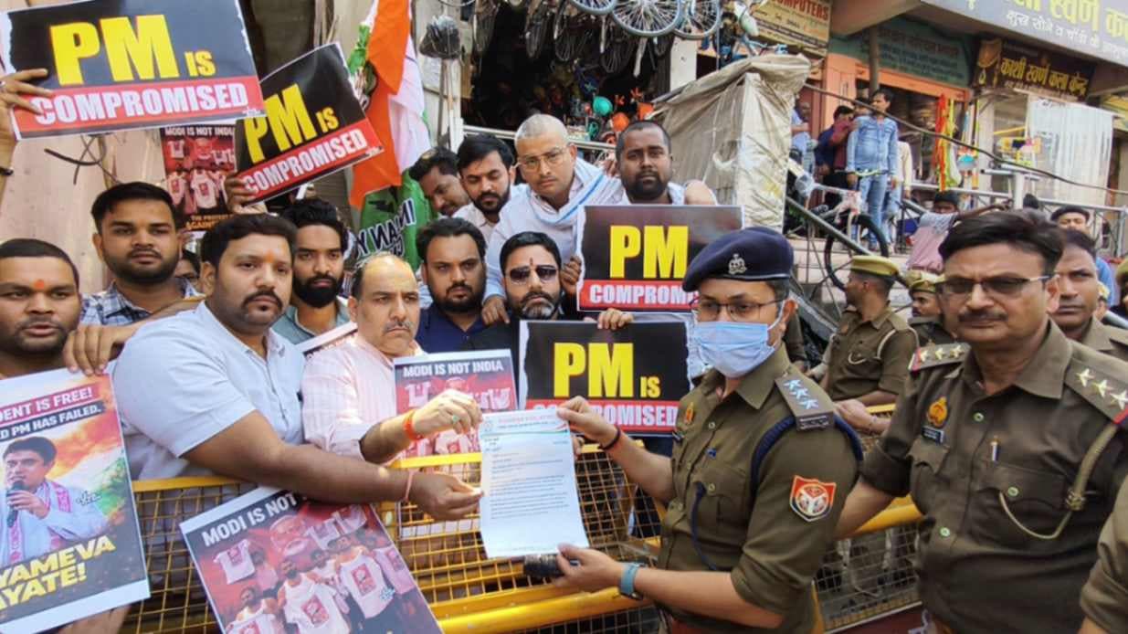 वाराणसी में कांग्रेसियों को PMO जाने से रोका, सौंपा ज्ञापन
