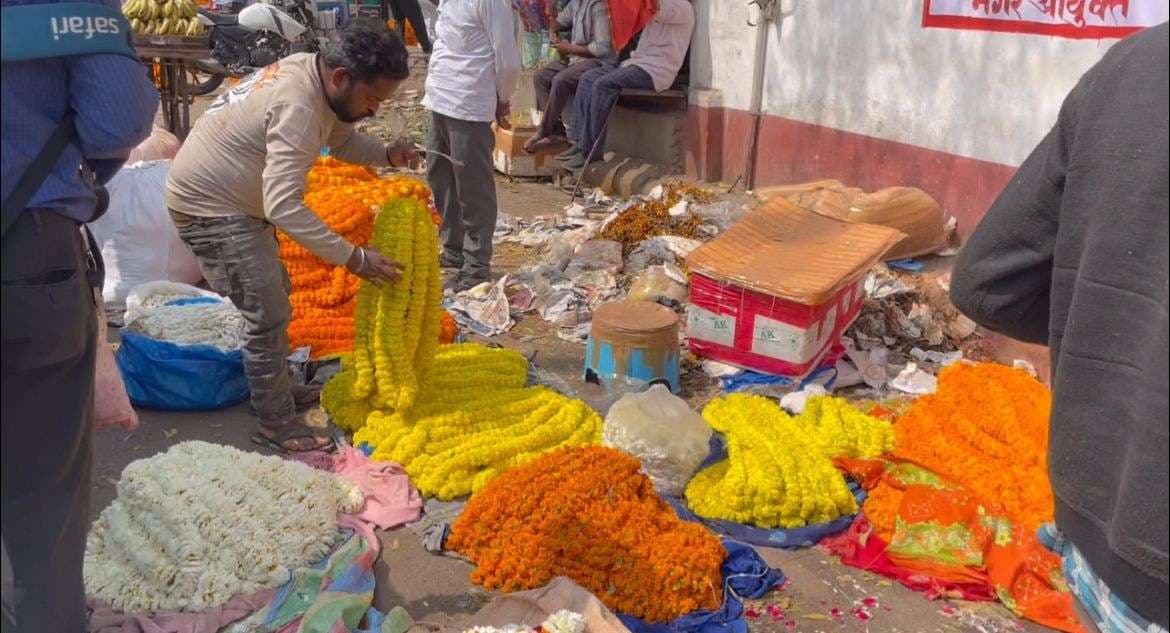 वाराणसी: त्यौहार के सीजन में भी फूलों का बाज़ार ठंडा