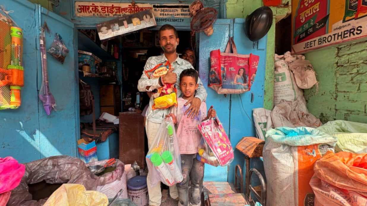 वाराणसी में होली पर हर्बल रंगों की बढ़ी मांग, बच्चों में खास उत्साह