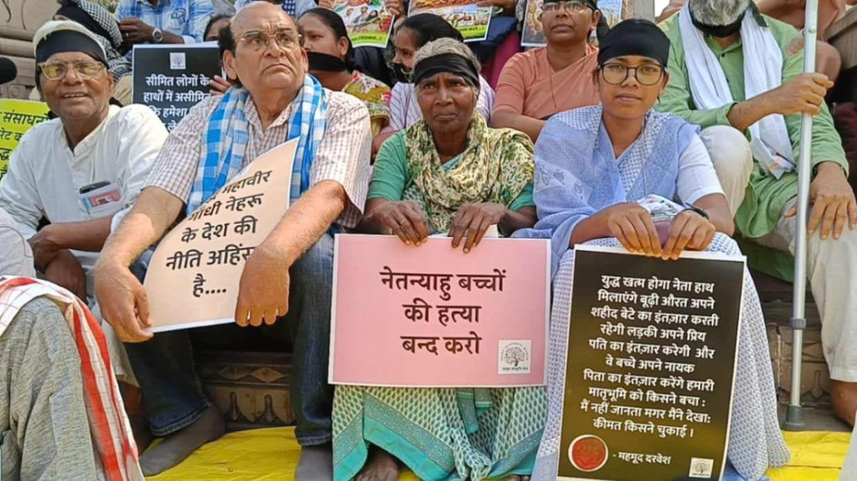 वाराणसी में खाड़ी युद्ध की समाप्ति के लिए रखा उपवास, समाजिक संगठनों ने किया धरना-प्रदर्शन