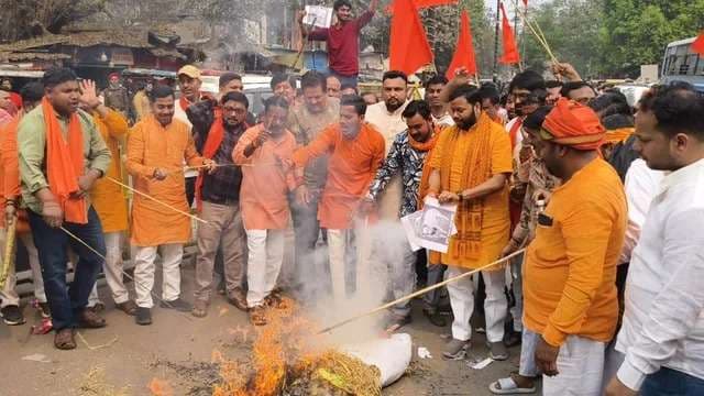 मौलाना का सिर काटकर लाने वाले को युवा वाहिनी ने घोषित किया 21 लाख का इनाम, विरोध में  फूंका पुतला 
