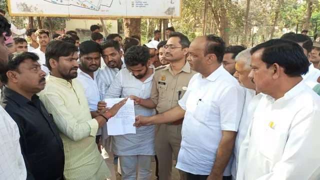 गोलीकांड से आक्रोशित छात्रों ने ADM सिटी को सौंपा मांग पत्र, खत्म किया धरना प्रदर्शन 