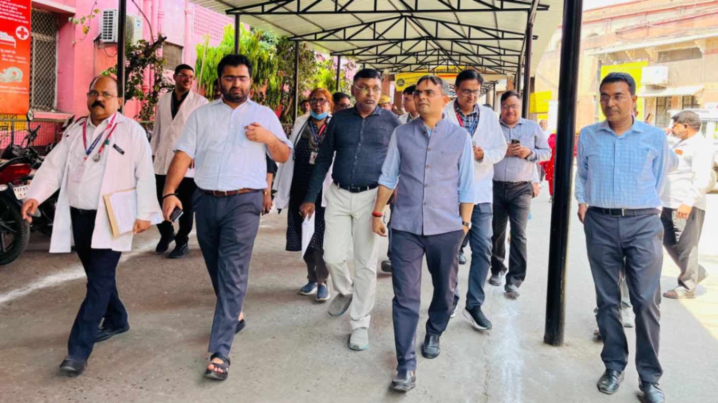 डीएम ने जिला चिकित्सालय का किया औचक निरीक्षण, कमियों को दूर करने के दिए निर्देश