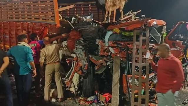 खड़े ट्रेलर में बकरी से लदे DCM ने मारी टक्‍कर, हादसे में चालक की मौत 