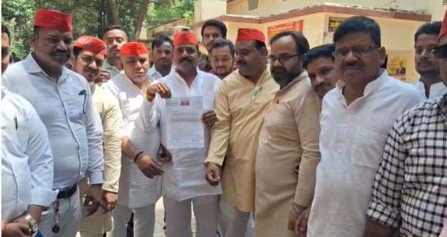 निजी विद्यालयों की मनमानी का विरोध, शोषण को लेकर सपाइयों ने सौंपा ज्ञापन