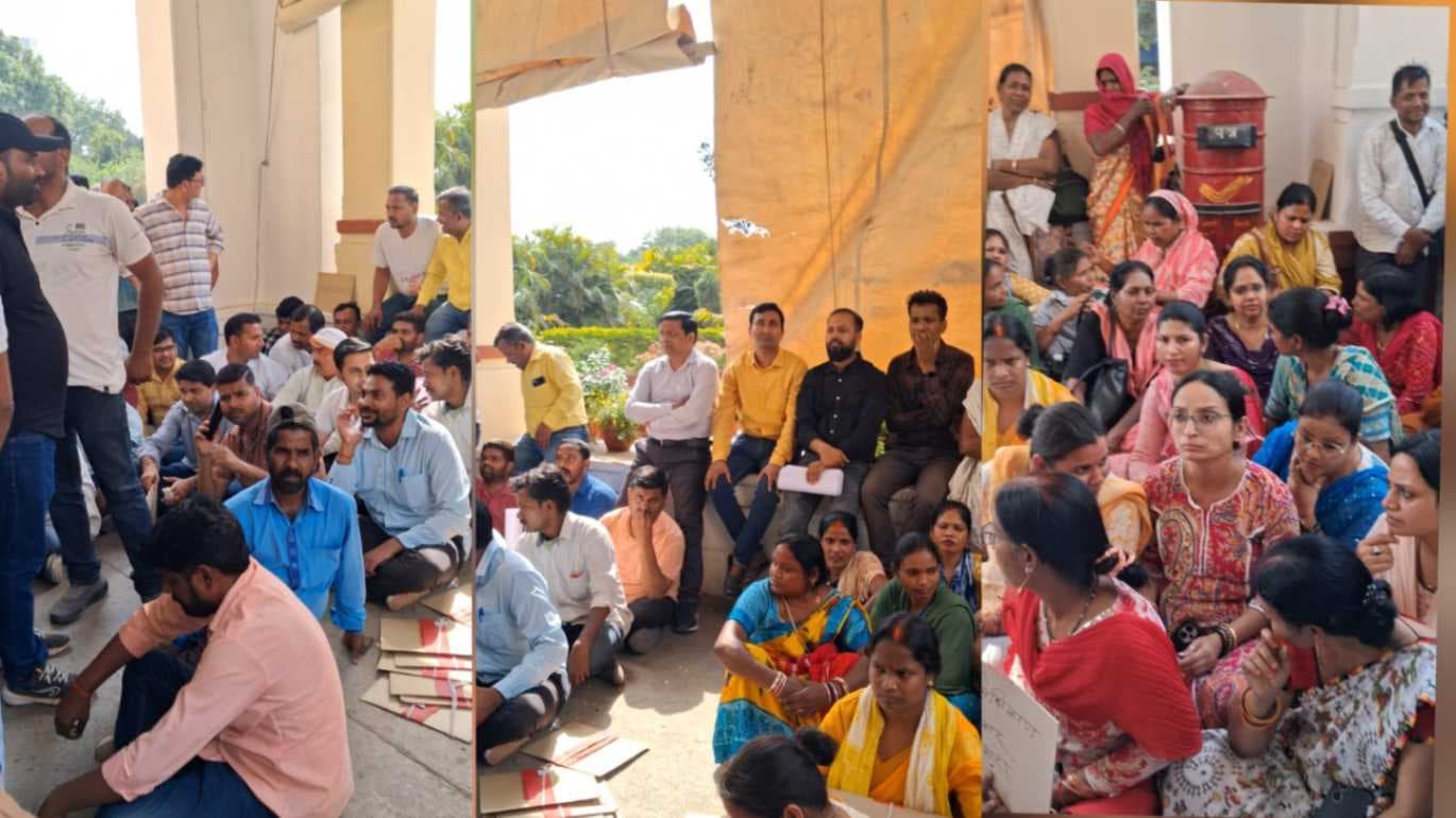 बीएचयू में दैनिक वेतन भोगी एवं संविदा कर्मियों ने दिया धरना , सामने आई यह वजह