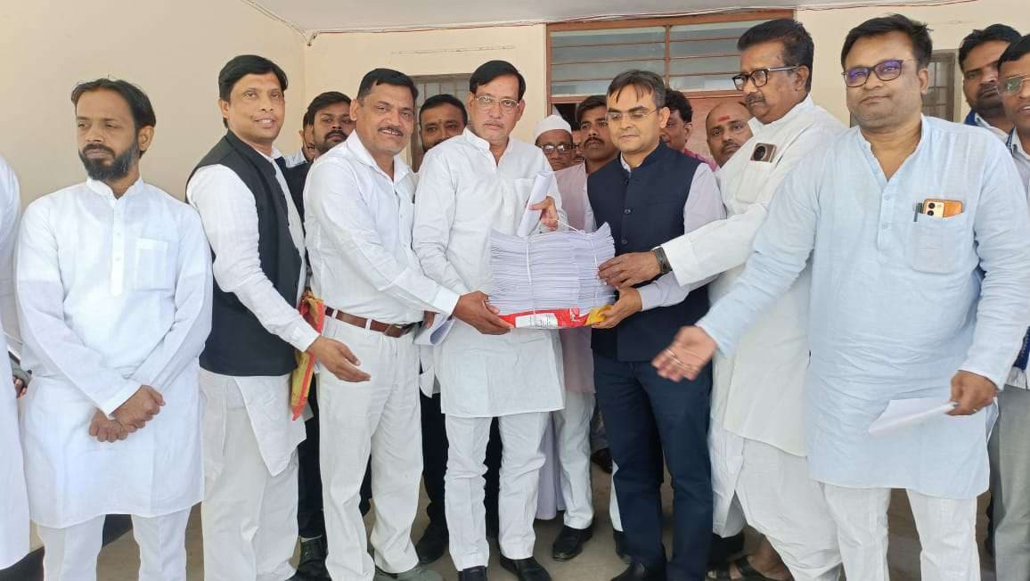 SIR के बाद हुआ अंतिम प्रकाशन, डीएम ने राजनीतिक पार्टियों को सौंपी मतदाता सूची....