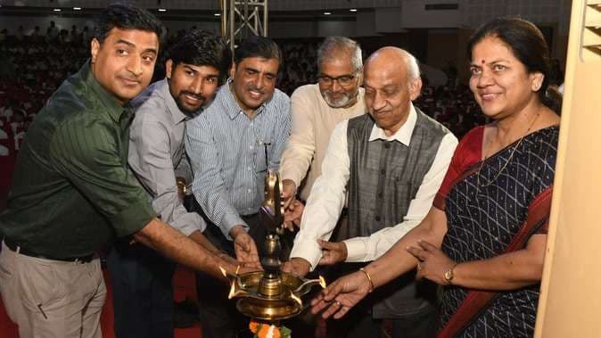 बीएचयू में छात्रों की मांग पर इसरो के पूर्व प्रमुख ने हिंदी में गुरु मंत्र दिया, कहा- गैजेट्स का गुलाम न बनें  