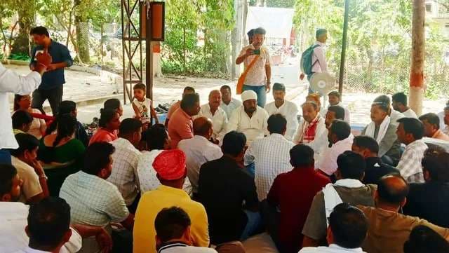 कांग्रेस का प्रतिनिधिमंडल BHU पहुंचा, धरनारत संविदा कर्मियों को दिया समर्थन