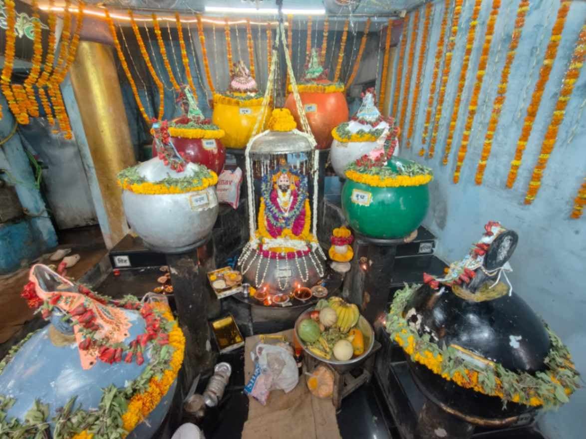 काशी के श्री शनि संसद नवग्रह मंदिर में भव्य राज्याभिषेक, श्रृंगार व भंडारा आयोजित...