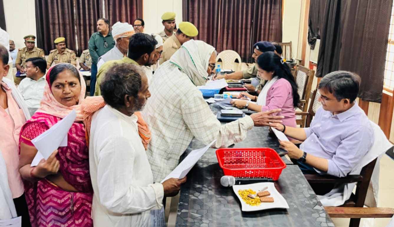 डीएम का अधिकारियों को दो टूक- प्राथमिक स्तर पर ही लोगों की समस्याओं का करें समाधान...