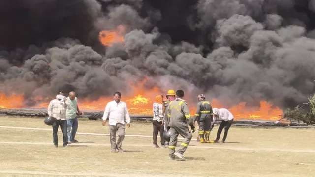 आग लगने से जलनिगम की पाइप जलकर राख, फायर ब्रिगेड कर्मियों ने पाया काबू