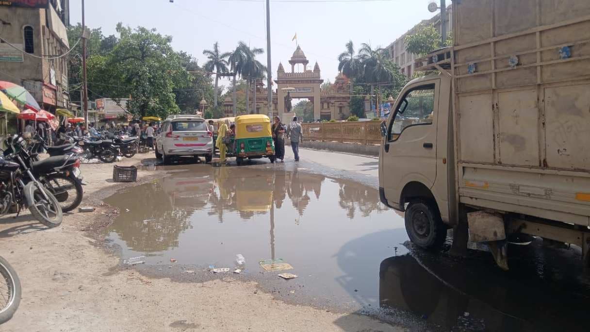 बीएचयू मुख्य द्वार के सामने सड़क पर बह रहा सीवर का पानी, राहगीरों और मरीजों को हो रही भारी परेशानी