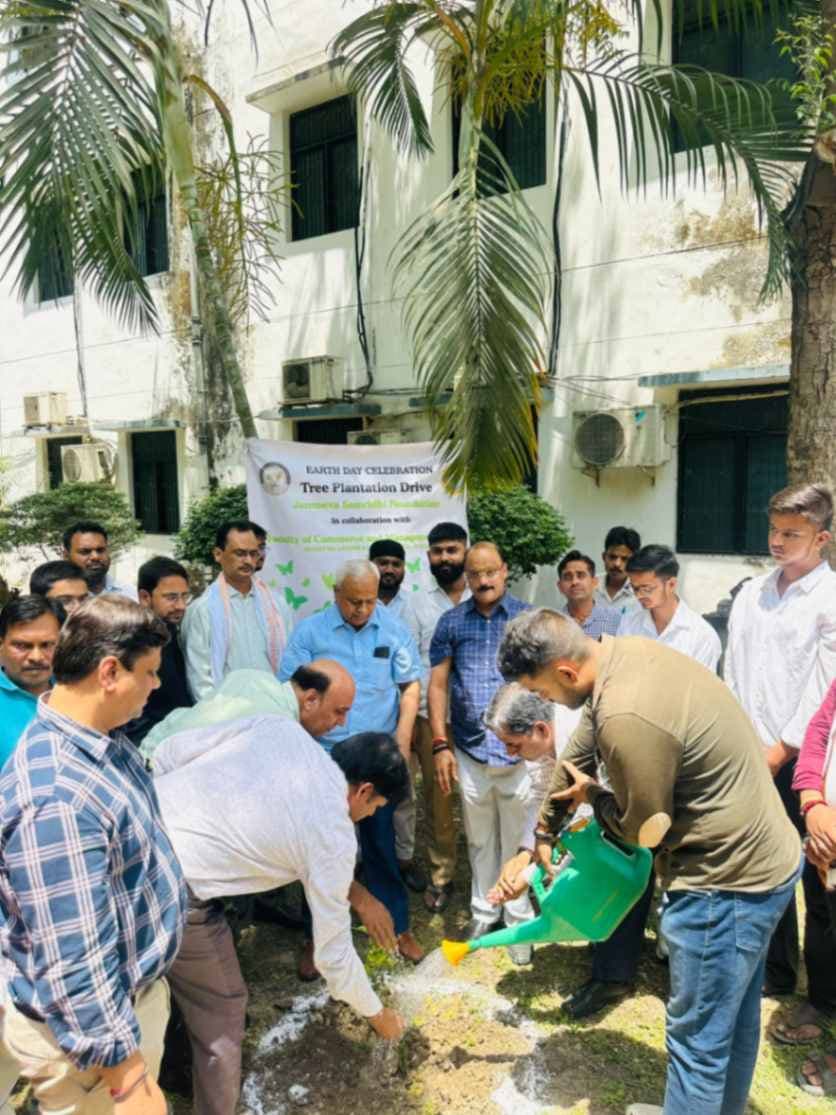 काशी विद्यापीठ : वाणिज्य एवं प्रबंध अध्ययन संकाय में पौधरोपण का कार्यक्रम आयोजित 