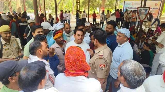बीएचयू में धरना खत्‍म कराने पहुंची पुलिस, आंदोलनरत कर्मचारी अपनी मांगों पर अड़े...