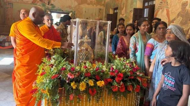 बुद्ध पूर्णिमा: सारनाथ बौद्ध अनुयायियों से गुलजार, भगवान बुद्ध के अस्थि अवशेष के किए दर्शन