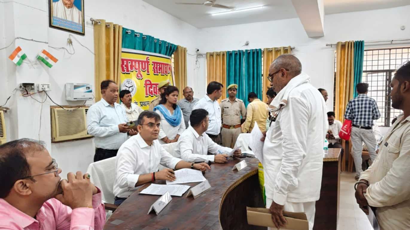 संपूर्ण समाधान दिवस : राजातालाब तहसील में डीएम ने सुनी समस्‍याएं, 246 शिकायतों में 10 का निस्तारण