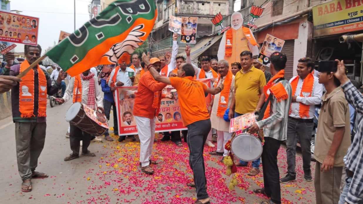 तीन राज्यों में प्रचंड जीत पर BJP कार्यकर्ताओं ने ढोल नगाड़ों संग मनाया विजय उत्सव