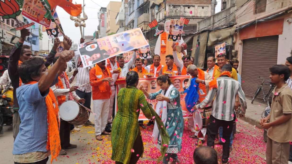 BJP की पश्चिम बंगाल में जीत पर काशी में उत्‍सव, मिठाइयां बंटी, पटाखे फोड़े