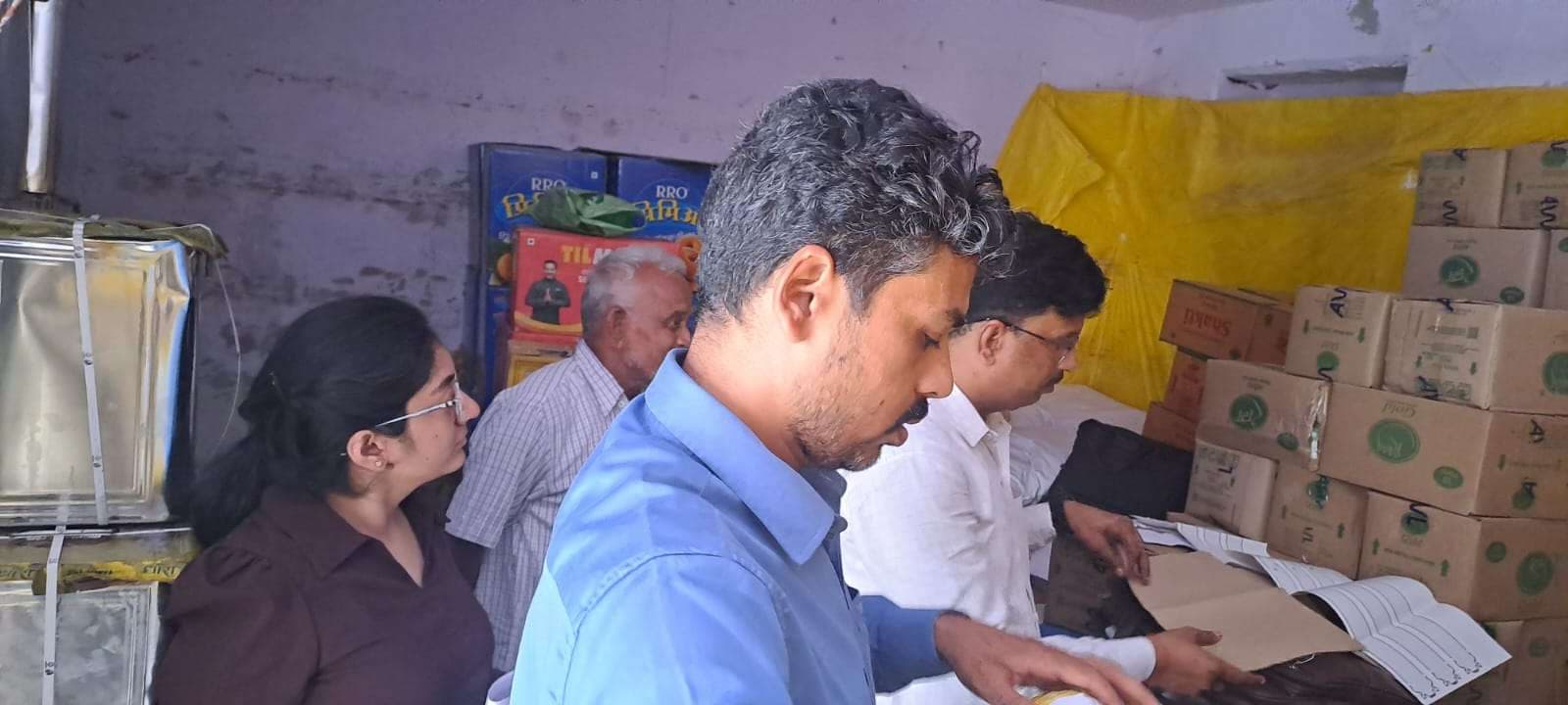मिलावटखोरी पर चला प्रशासन का डंडा, घी-तेल कारोबारियों के प्रतिष्ठानों पर छापेमारी...