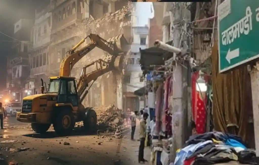 दालमंडी में फिर गरजा बुलडोजर, 43 भवनों का ध्‍वस्‍तीकरएण शुरू, भारी पुलिस बल तैनात 