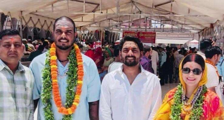 क्रिकेटर यश दयाल पत्नी संग पहुंचे काशी, बाबा विश्वनाथ और काल भैरव के दरबार में टेका माथा