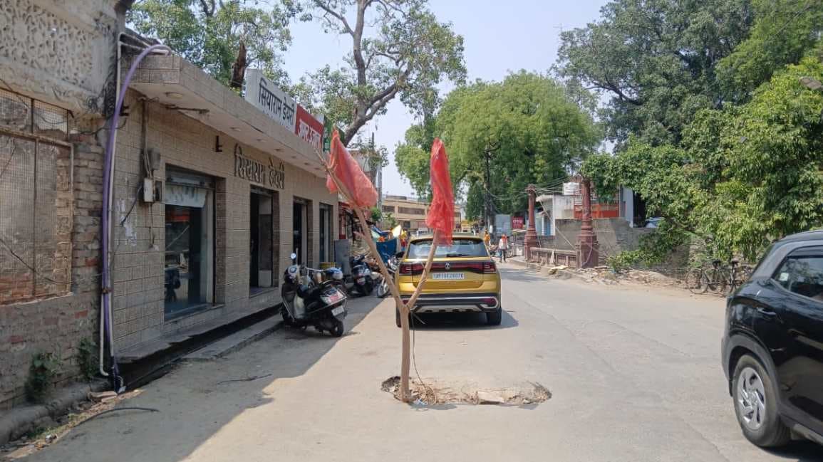 अस्सी-लंका मार्ग पर धंसी सड़क, हादसे की आशंका से दहशत में लोग...