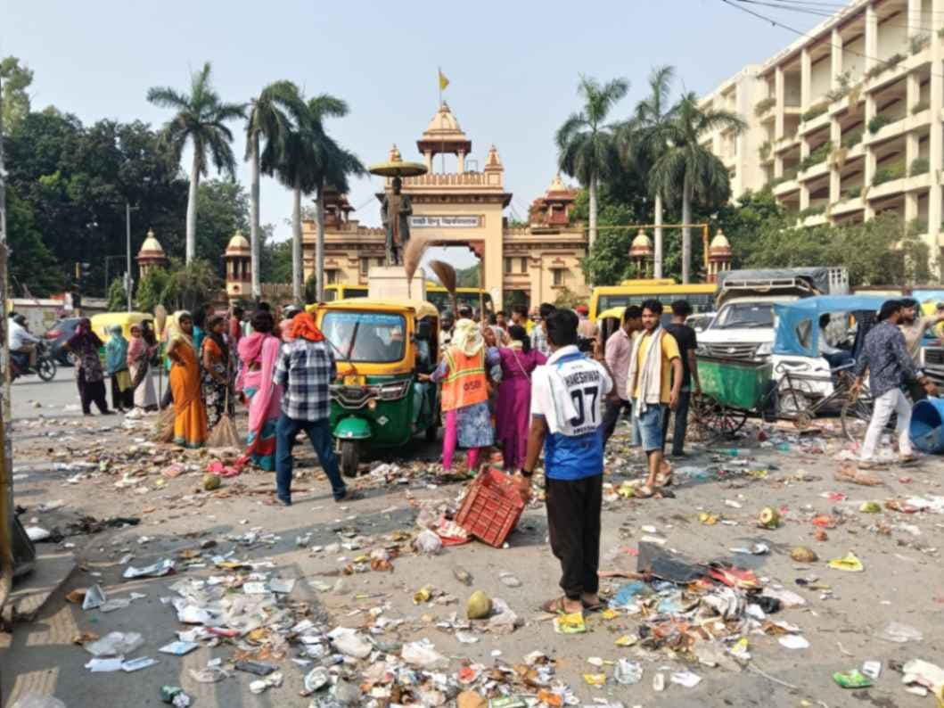 बीएचयू मालवीय चौराहे पर सफाईकर्मियों का हंगामा...