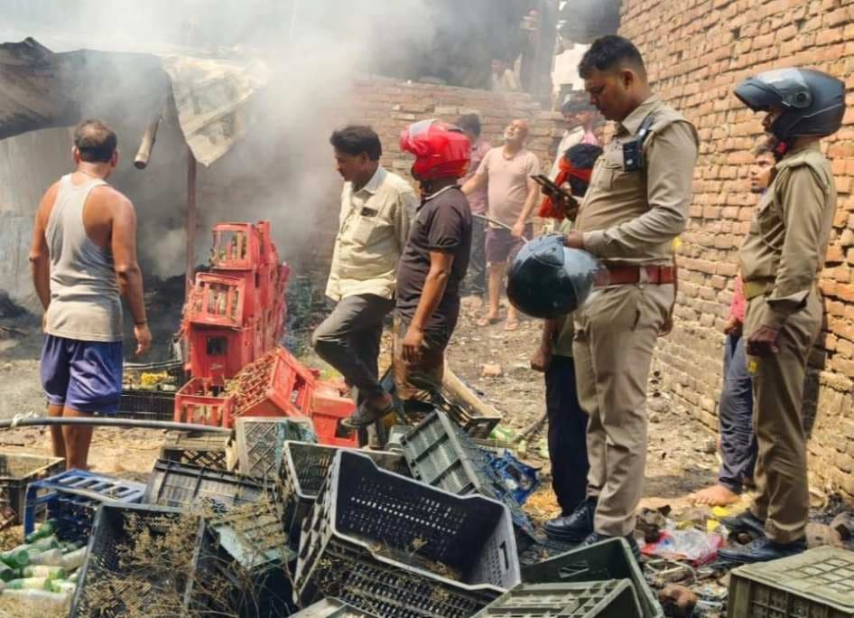 वाराणसी के बसनी बाजार में आग से दहशत, फल की दुकान जलकर खाक...