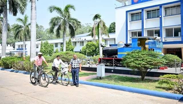 पूल्‍ड वाहन दिवस पर 15 वाहनों से बरेका पहुंचे 60 अधिकारी, पैदल और साइकिल वाले सुर्खियों में छाए....