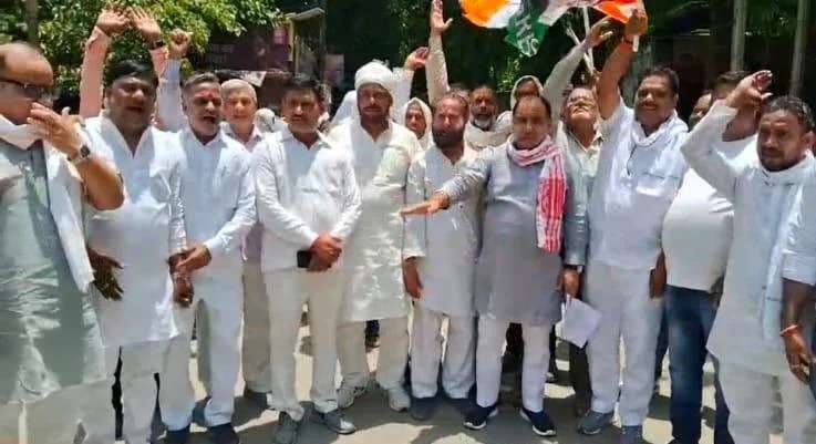 कांग्रेस का विरोध प्रदर्शन, महंगाई को लेकर जताई नाराजगी, सौंपा ज्ञापन 