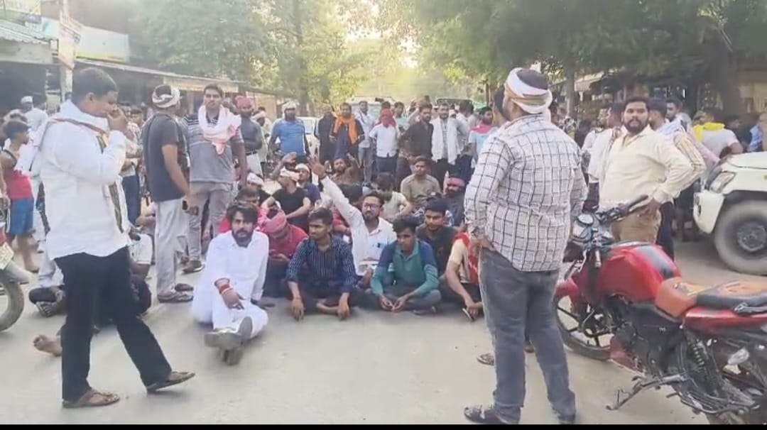 सड़क निर्माण अधूरा छोड़ने पर ग्रामीणों का फूटा गुस्सा, बाबतपुर मार्ग जाम