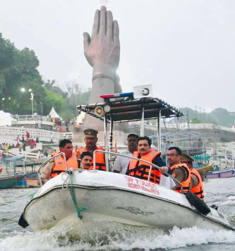 घाटों पर पैदल गश्त में उतरे पुलिस आयुक्त, संदिग्धों से पूछताछ; 22 वाहन सीज़, 10.62 लाख का जुर्माना...