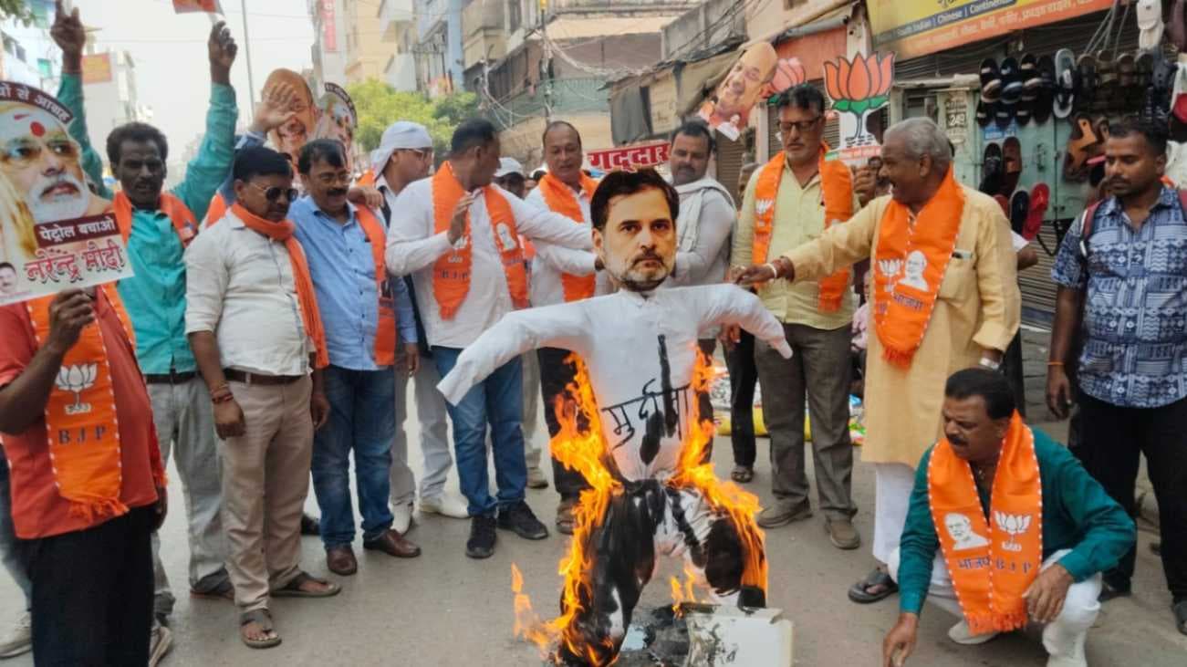 राहुल गांधी के बयान पर भाजपाइयों का विरोध प्रदर्शन, फूंका पुतला