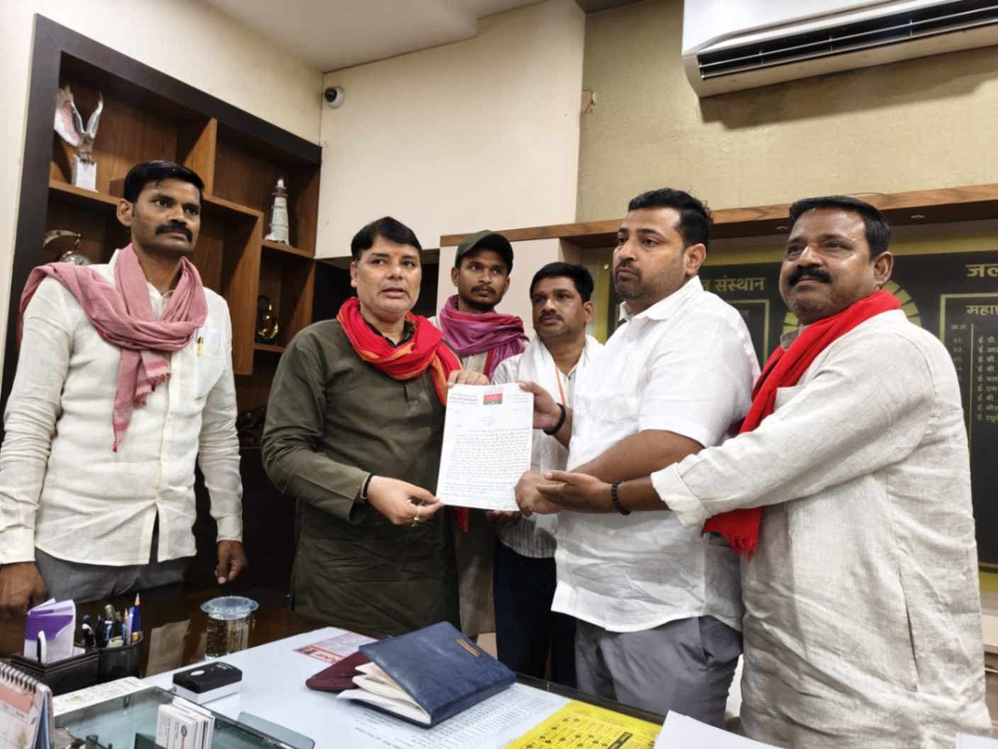 कज्जाकपुरा सीवर लाइन को लेकर सपा का जलकल कार्यालय पर हल्ला बोल, 14 जून तक काम शुरू कराने का आश्वासन...