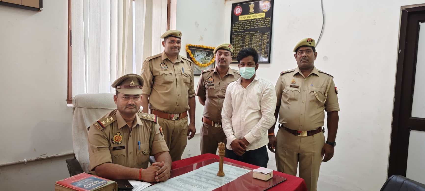 ज्ञानपुर रोड स्टेशन पर ट्रेन में पथराव, महिला व बच्चा घायल; आरोपी युवक गिरफ्तार.