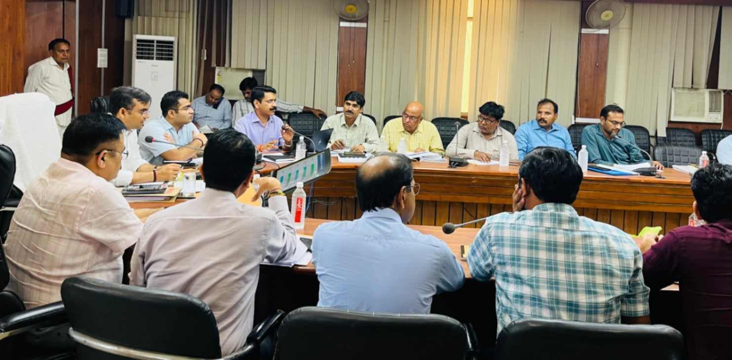 डीएम ने की विकास कार्यों से जुड़ी योजनाओं की समीक्षा, कार्यदायी संस्थाओं से कही ये बात...