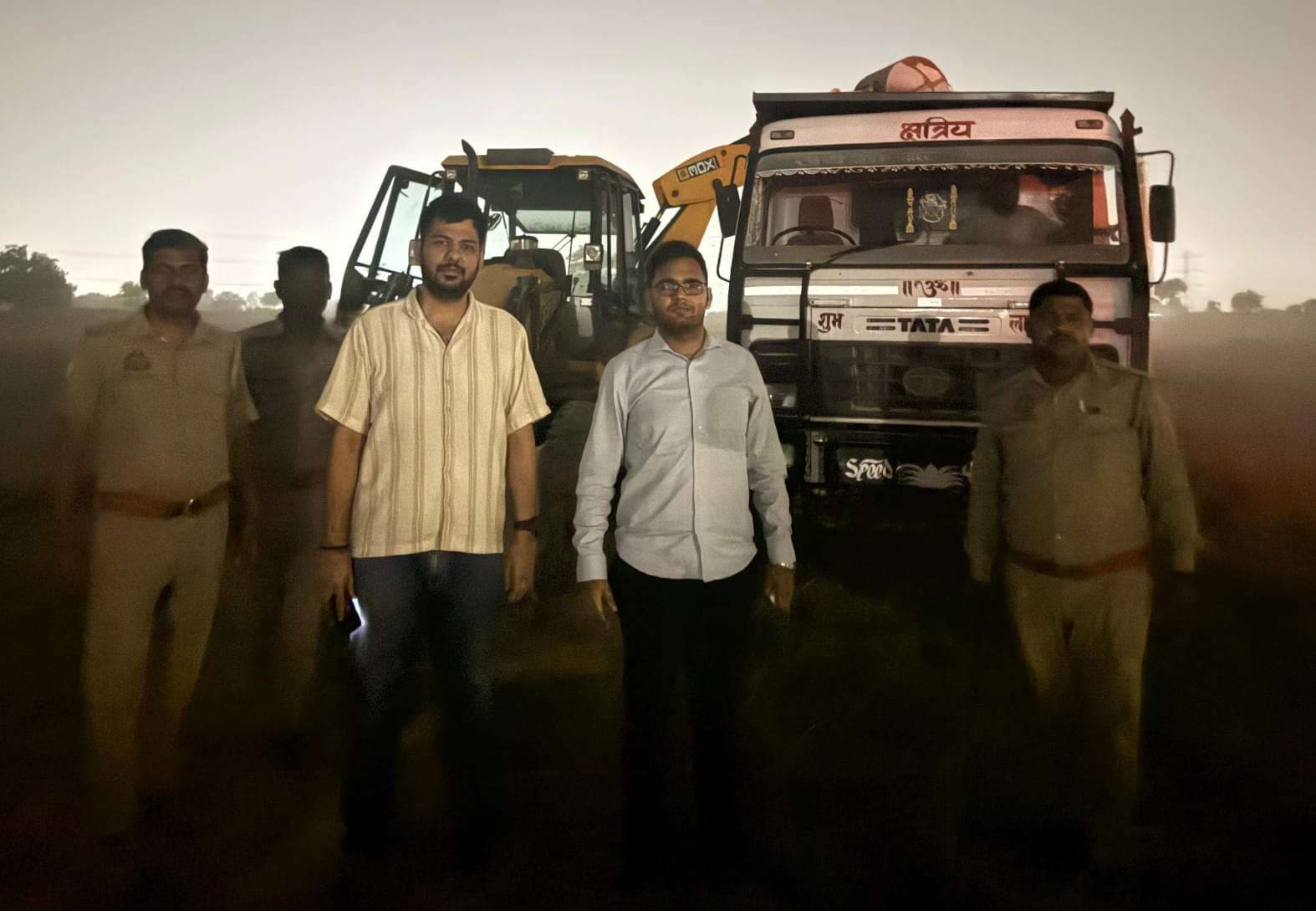 राजातालाब में अवैध खनन पर बड़ी कार्रवाई, दो जेसीबी समेत 9 वाहन सीज...